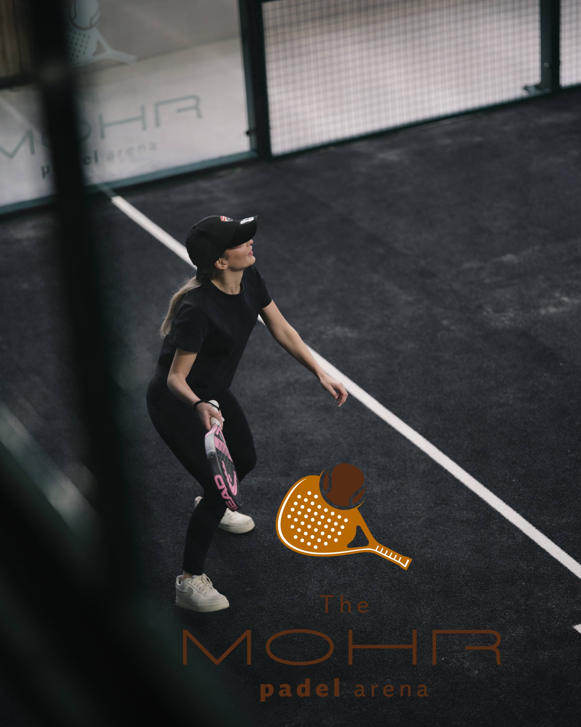 Wellness und Luxus: Ihr Hotel in Tirol Frau spielt Padel auf dem Platz der MOHR Padel Arena