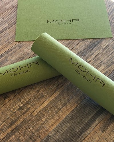 Wellness und Luxus: Ihr Hotel in Tirol Grüne MOHR Life Resort Yogamatten auf Holzboden