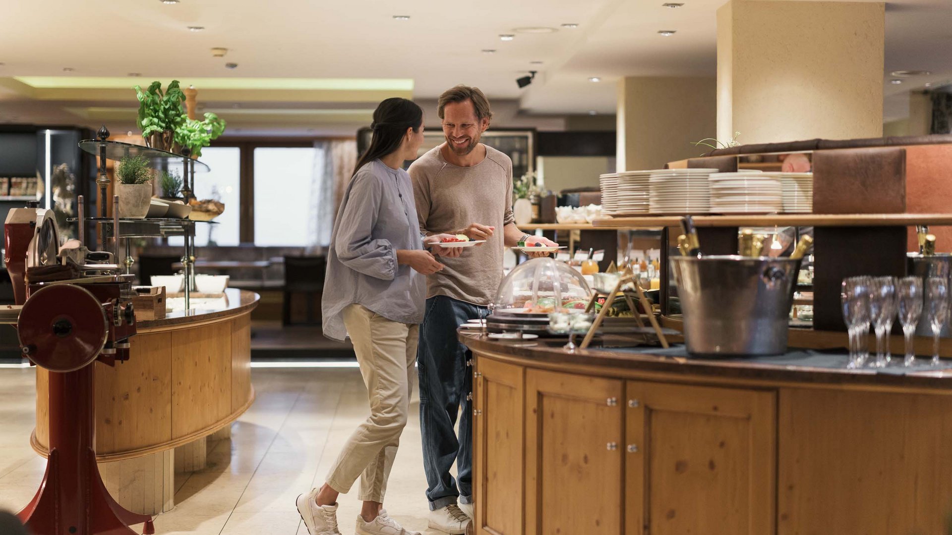 MOHR life resort Bildergalerie Paar am Frühstücksbuffet in einem Restaurant