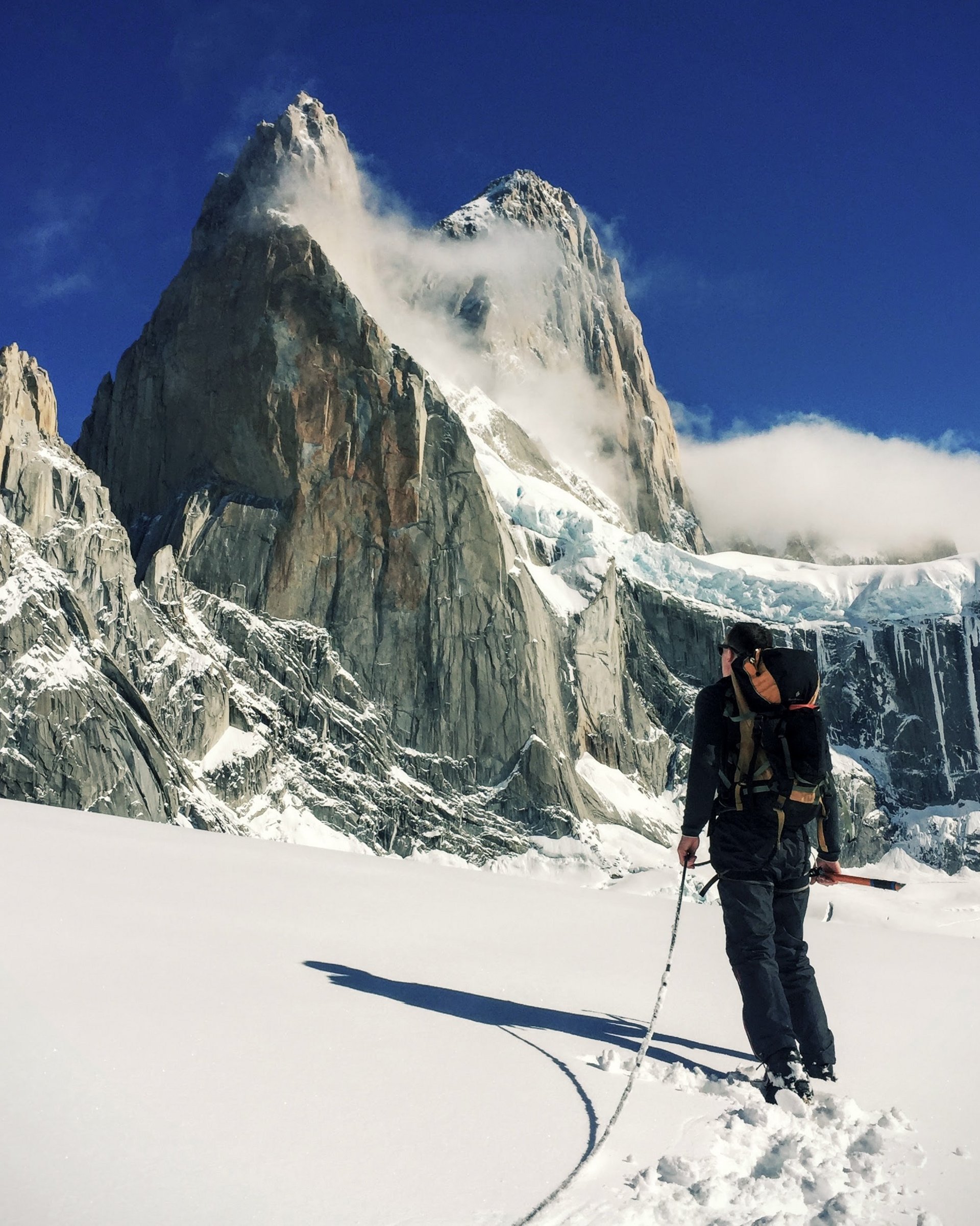 Wunderbares Winterwandern in Lermoos Bergsteiger mit Ausrüstung wandert durch verschneite Landschaft zu Felsgipfeln