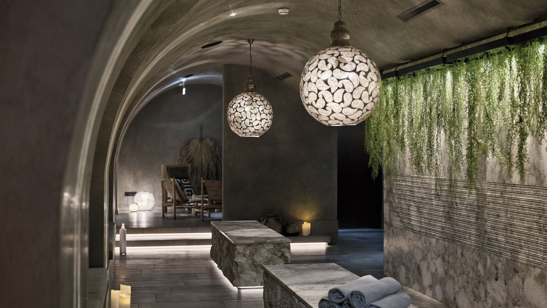 MOHR life resort Bildergalerie Ruhebereich mit Steinliegen, schönen Lampen und Pflanzenwand im Spa