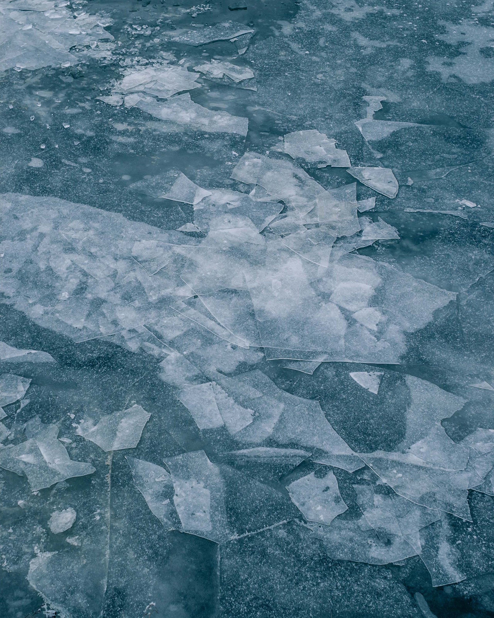 Ein einmaliges Angebot – eistauchen im Blindsee Zerbrochenes Eis auf einem zugefrorenen Gewässer