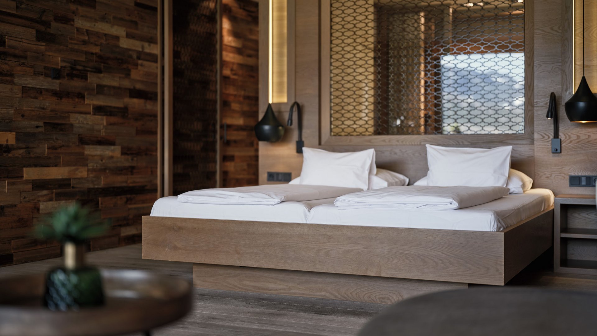 MOHR life resort Bildergalerie Modernes Schlafzimmer mit Doppelbett und Holzakzenten