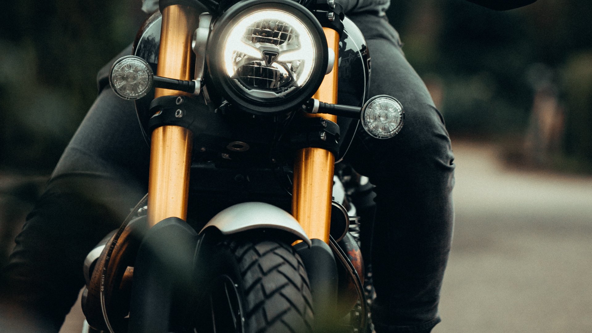 MOHR life resort Bildergalerie Nahaufnahme eines Mannes auf einem Motorrad auf einer Straße