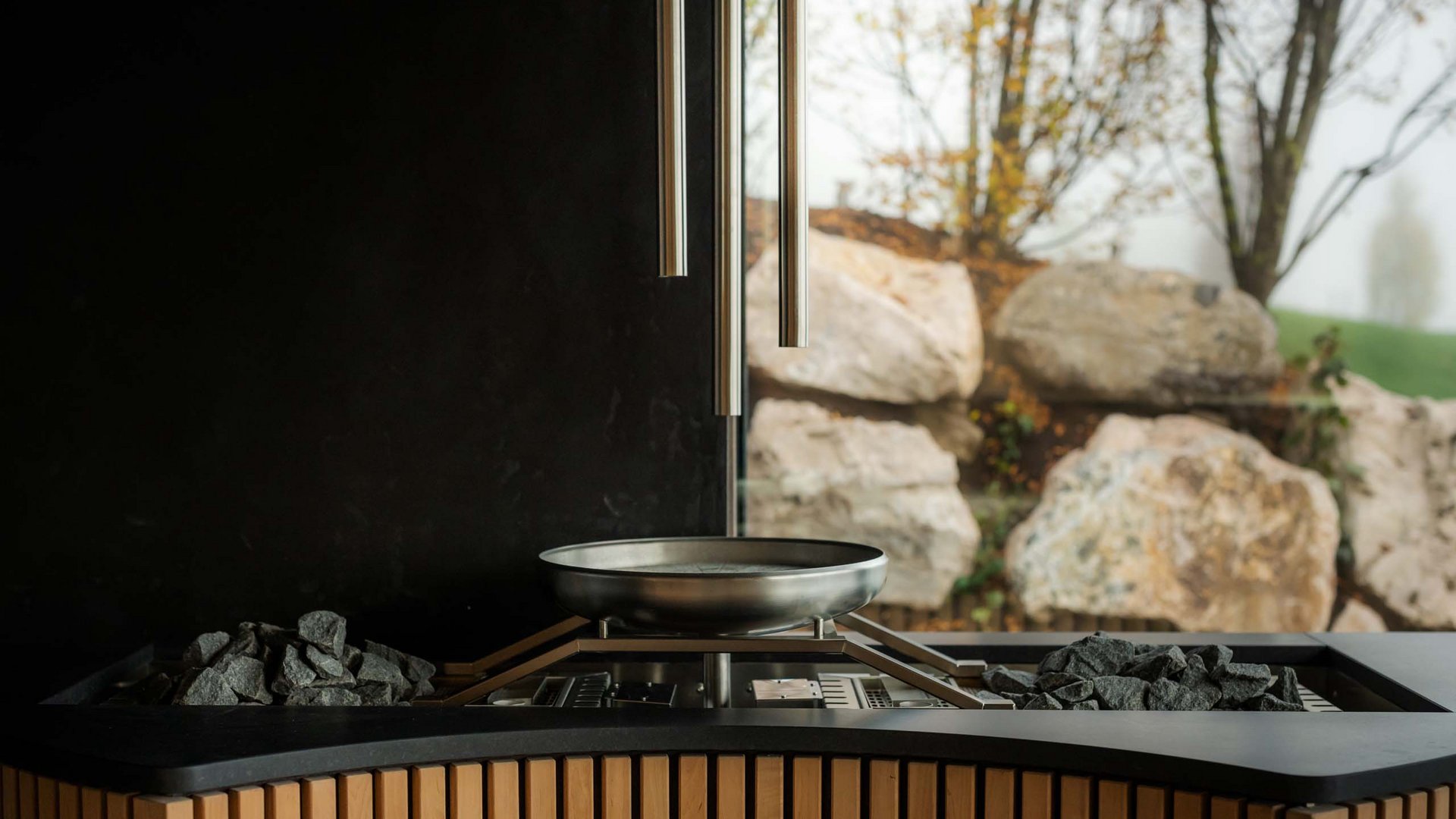 MOHR life resort Bildergalerie moderner holzofen mit sichtfenster und außenlandschaft im hintergrund