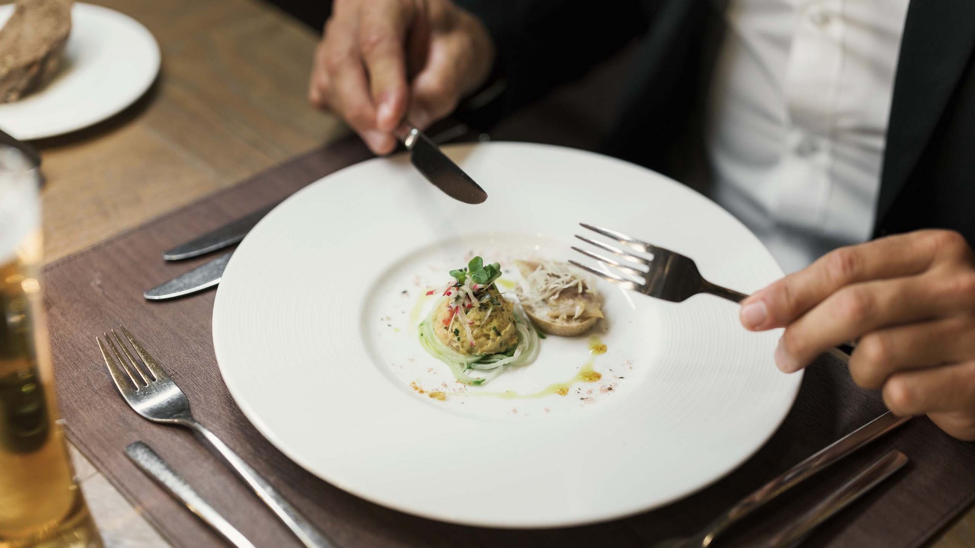 MOHR life resort Bildergalerie Fein angerichtete Vorspeise auf weißem Teller in gehobenem Restaurant