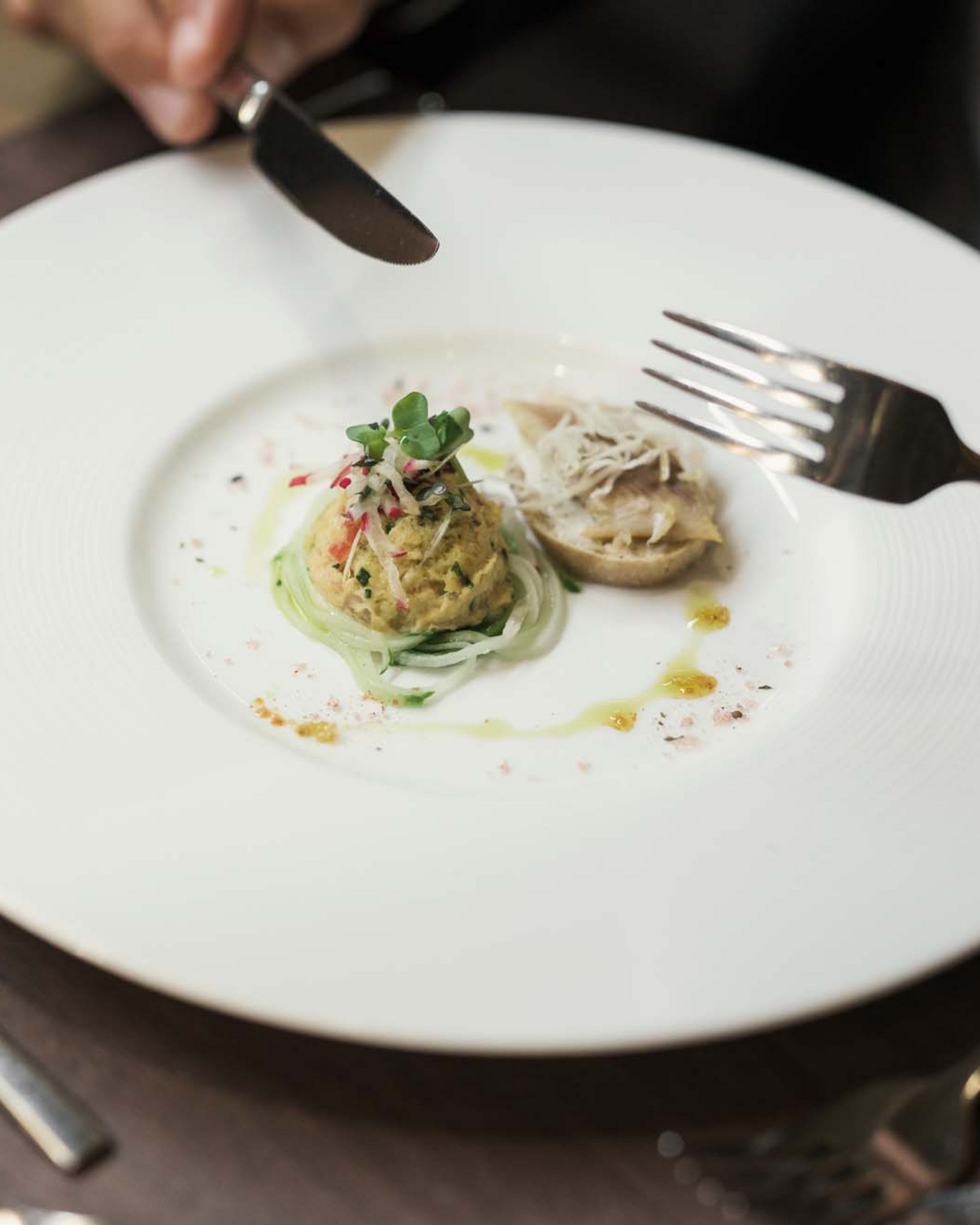 Wellness und Luxus: Ihr Hotel in Tirol Fein angerichtete Vorspeise auf weißem Teller in gehobenem Restaurant