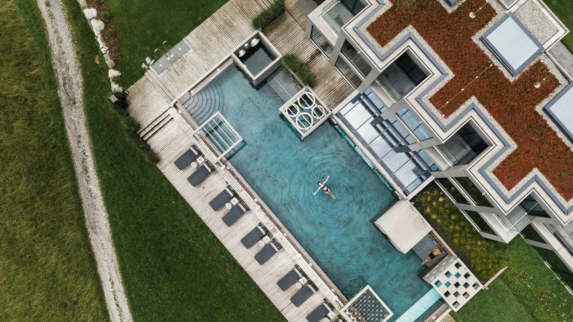 MOHR life resort Bildergalerie Vogelperspektive auf ein modernes Gebäude mit Außenpool und Grünfläche