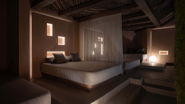 Wellness und Luxus: Ihr Hotel in Tirol Gemütliches Schlafzimmer mit weicher Beleuchtung und Holzdecken