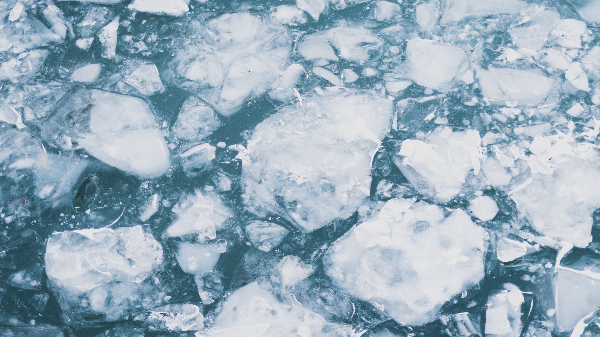 Ein einmaliges Angebot – eistauchen im Blindsee Zerbrochenes Eis auf Wasseroberfläche im Winter
