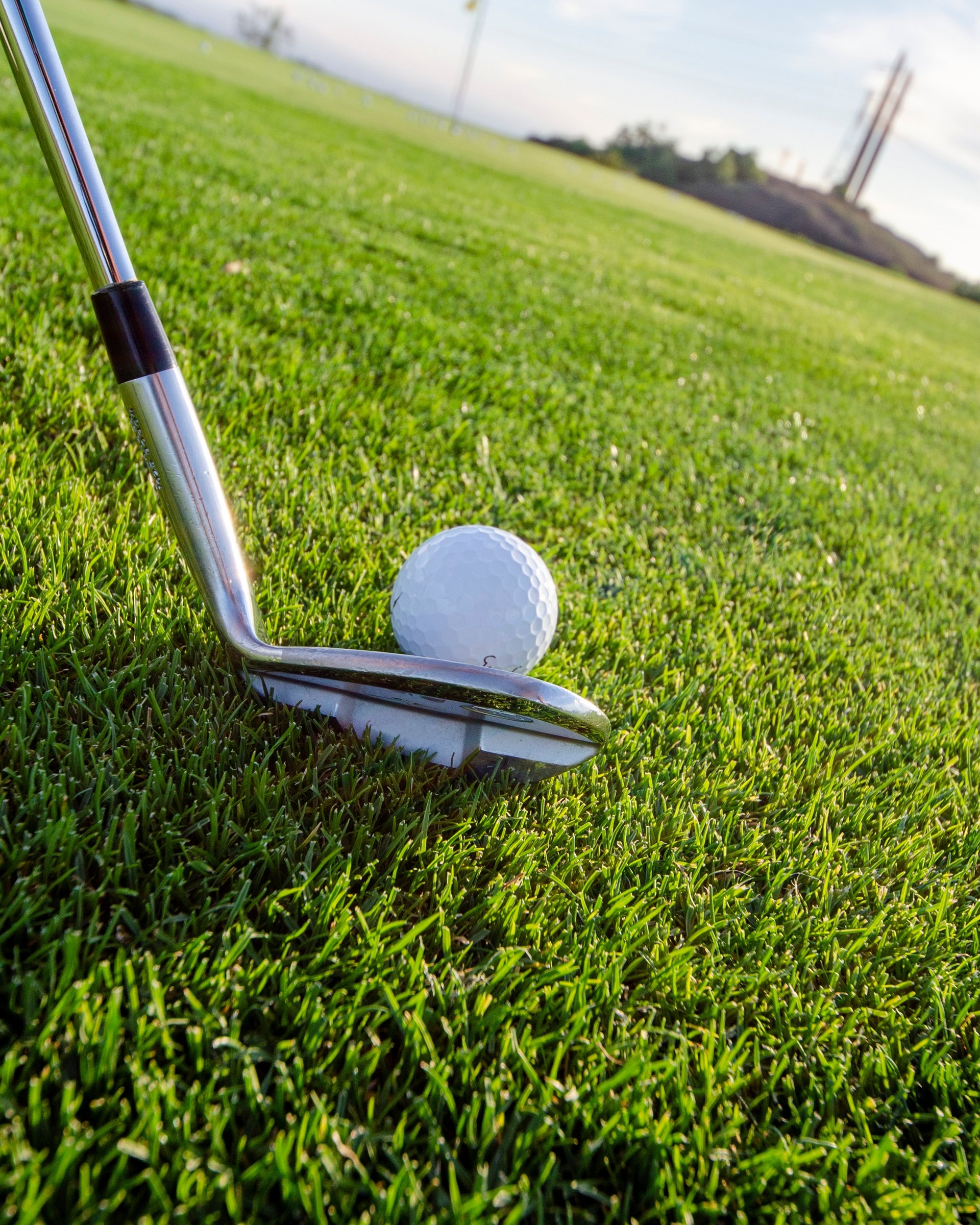 Aktivurlaub in Lermoos in Österreich Golfball und Golfschläger auf grünem Rasen kurz vor dem Schlag