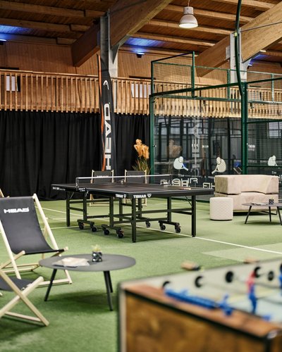 Endlich Indoor Padel spielen in Lermoos in Tirol. Im MOHR life resort Schwarzer Tennisplatz mit Netz und weißen Linien