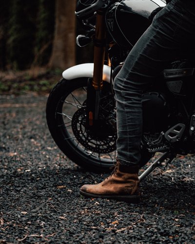Zahlreiche Ausflugsziele rund um Lermoos Motorradreifen, Teil des Motorrads und Person mit braunen Stiefeln auf Schotter