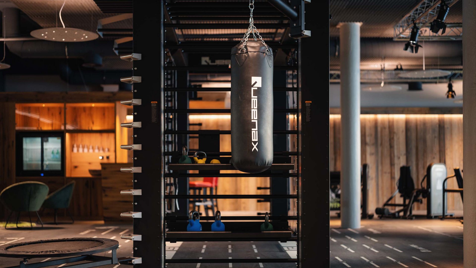 MOHR intensity: Sporturlaub in Österreich Helle Fitnessstudio mit Boxsack und Kettlebells