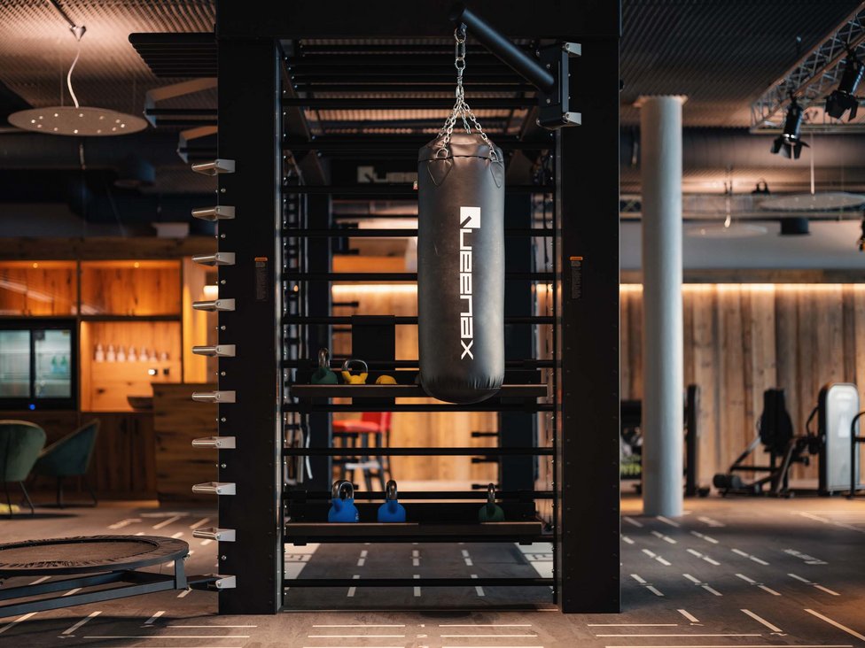 MOHR intensity: Sporturlaub in Österreich Helle Fitnessstudio mit Boxsack und Kettlebells