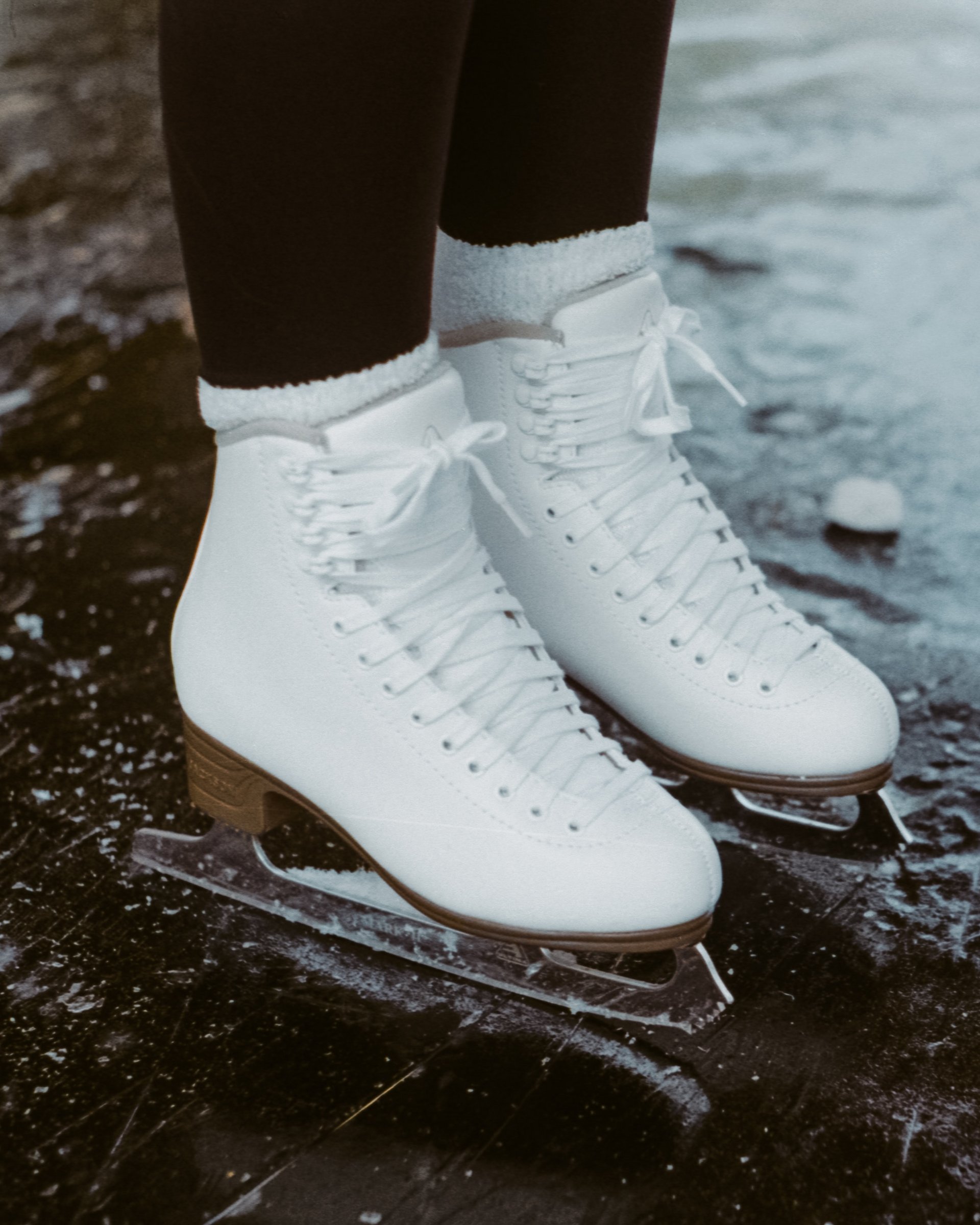 Winterurlaub in Lermoos auf dem Eis Weißer eislaufschuhe auf eisfläche