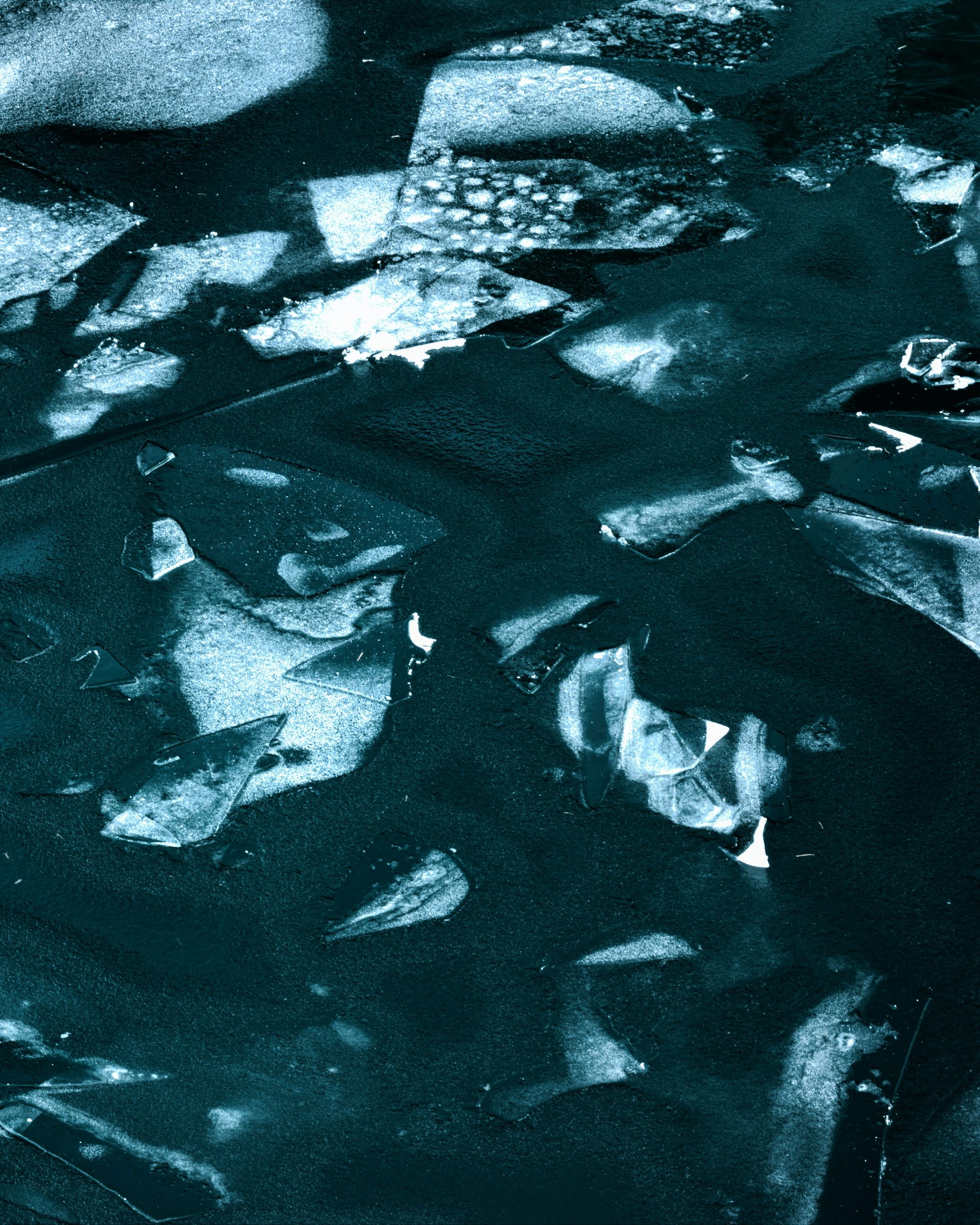 Ein einmaliges Angebot – eistauchen im Blindsee Zersplittertes Glas auf einer dunklen Oberfläche
