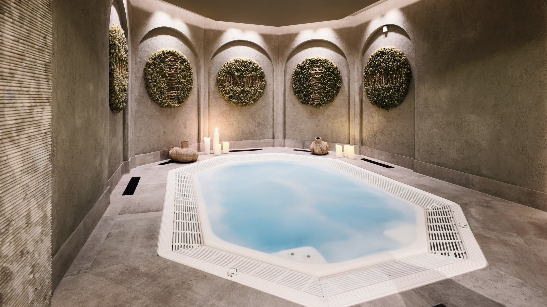 MOHR life resort – wunderbares Wellnesshotel in Lermoos Moderner Innenwhirlpool in einem stimmungsvoll beleuchteten Wellnessraum