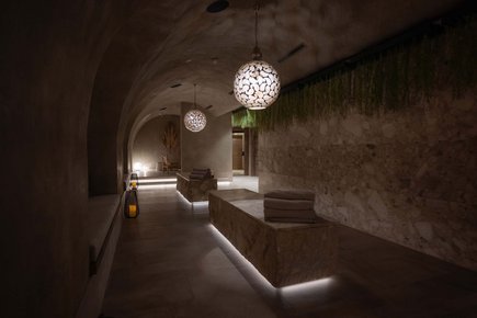 MOHR life resort News Dunkler Spa-Ruheraum mit modernen Lampen und aufgestapelten Handtüchern
