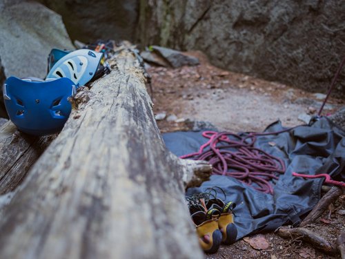 Sehenswürdigkeiten rund um Lermoos Kletterausrüstung mit Helm, Seil und Schuhen an einem Felsen