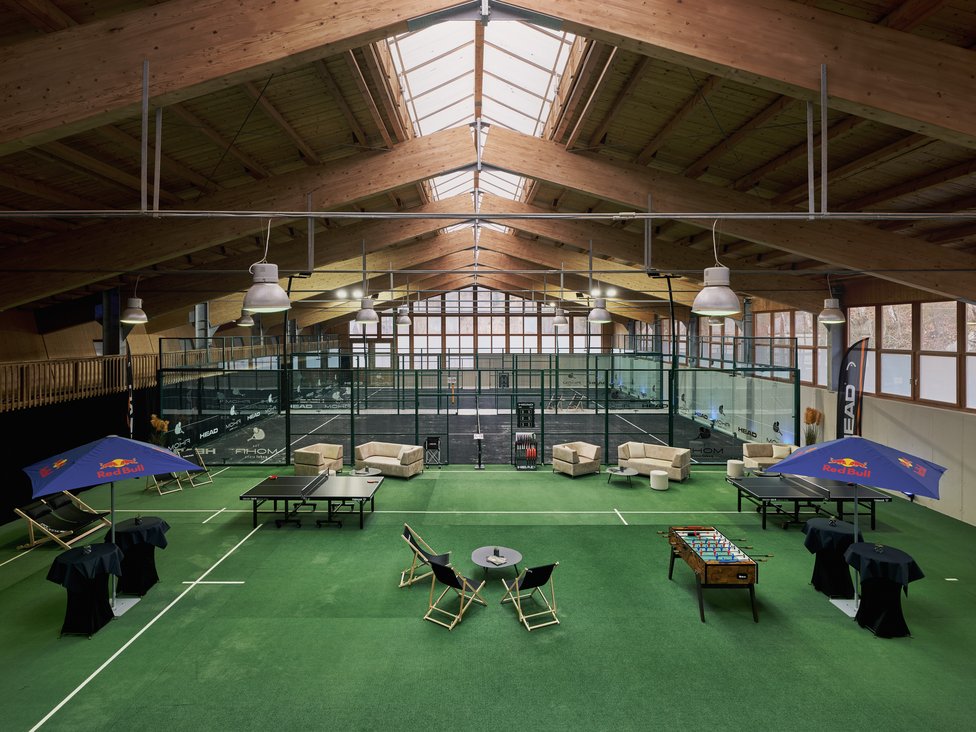 Wellness und Luxus: Ihr Hotel in Tirol Innenansicht einer Sporthalle mit Tischtennis, Tischkicker und Sitzbereich