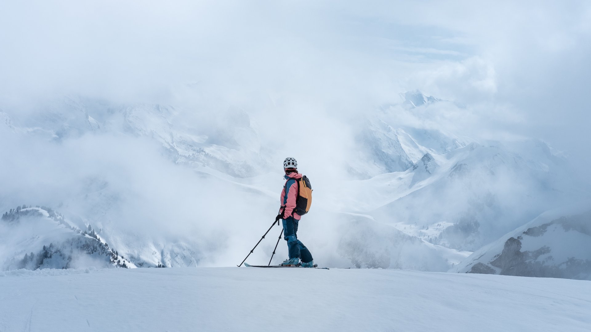 Skifahren in Lermoos und im Skigebiet Zugspitze Skifahrer in Berglandschaft umgeben von Nebel und Schnee