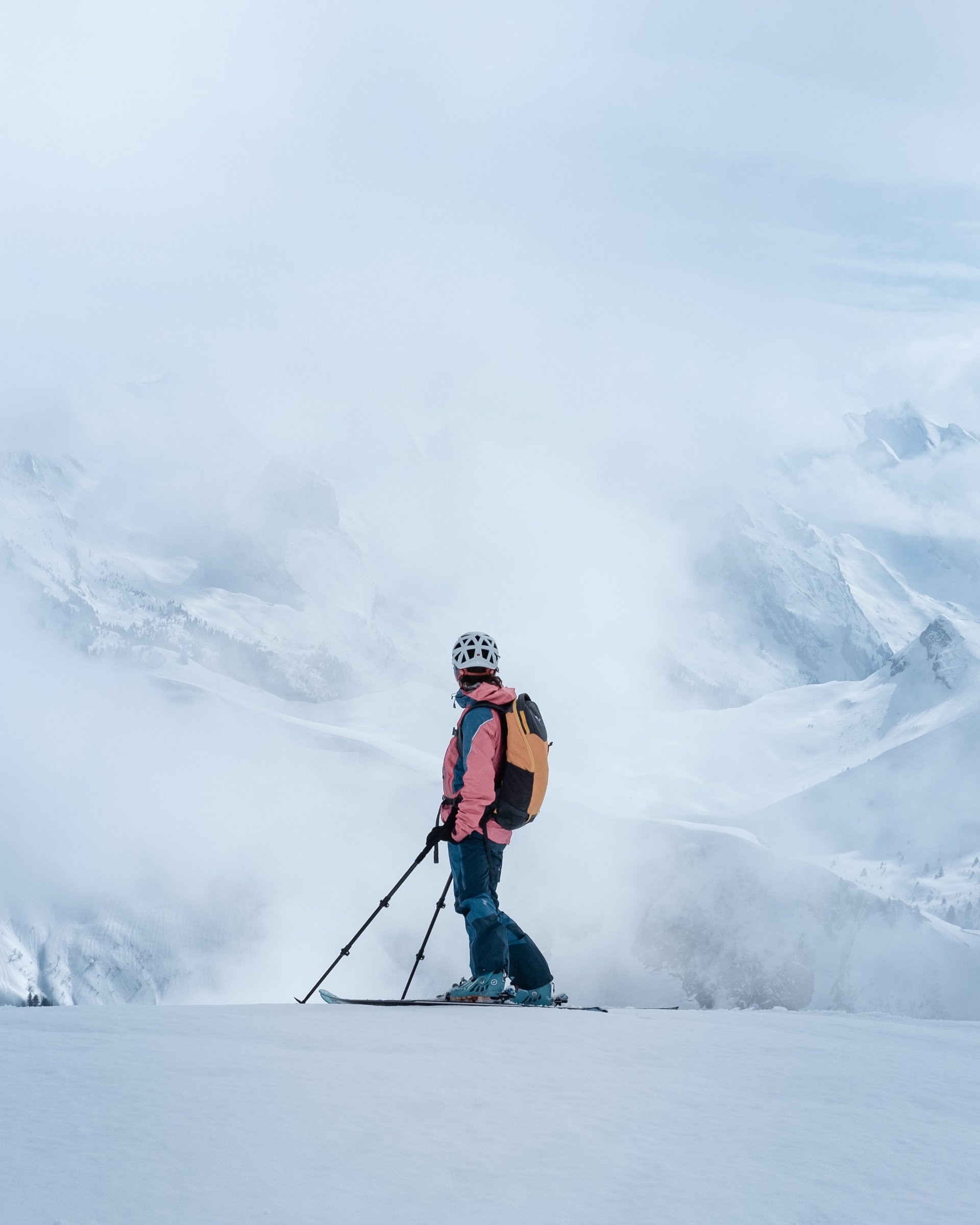 Rodeln in Lermoos – macht Spaß! Skifahrer in Berglandschaft umgeben von Nebel und Schnee