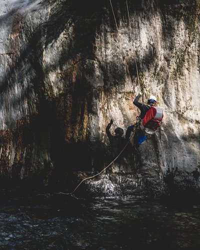 MOHR Sport bedeutet MOHR fun. Person klettert an felsiger Klippe neben Wasserfall