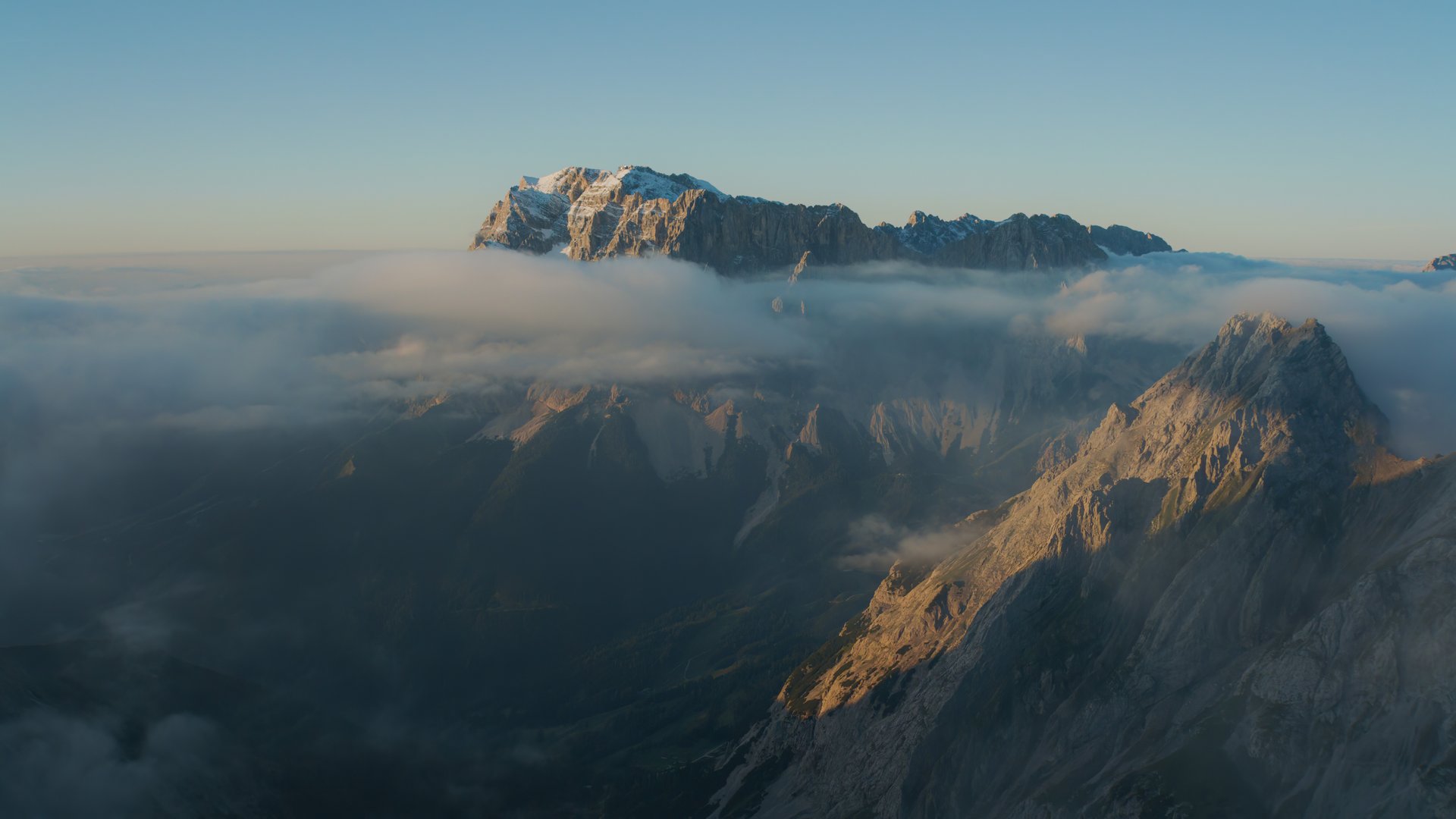 Sehenswürdigkeiten rund um Lermoos Berggipfel mit Wolken in den Dolomiten bei Sonnenaufgang