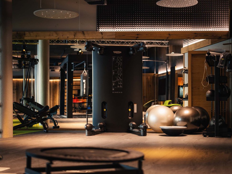 Wellness und Luxus: Ihr Hotel in Tirol Fitnessstudio mit Trainingsgeräten, Gymnastikbällen und Trainingsbank