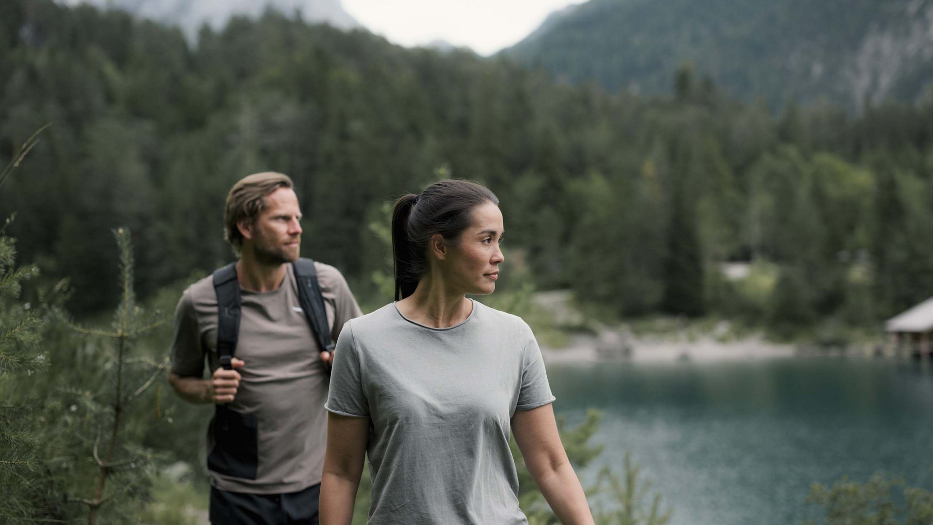 MOHR life resort Bildergalerie Zwei Wanderer vor Bergsee und Waldlandschaft